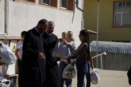 Programele eparhiale de ajutorare a sinistraţilor continuă în Arhiepiscopia Dunării de Jos – fotografia 24