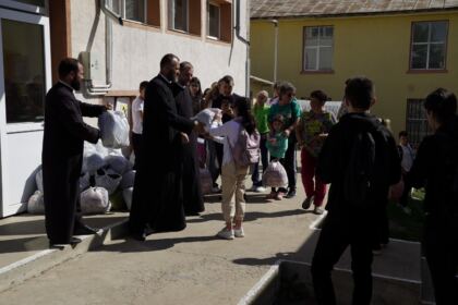 Programele eparhiale de ajutorare a sinistraţilor continuă în Arhiepiscopia Dunării de Jos – fotografia 25