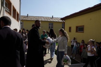 Programele eparhiale de ajutorare a sinistraţilor continuă în Arhiepiscopia Dunării de Jos – fotografia 27