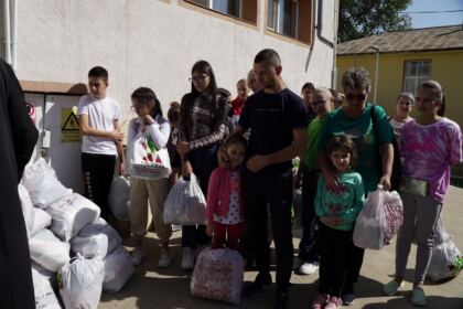 Programele eparhiale de ajutorare a sinistraţilor continuă în Arhiepiscopia Dunării de Jos – fotografia 28