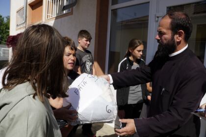 Programele eparhiale de ajutorare a sinistraţilor continuă în Arhiepiscopia Dunării de Jos – fotografia 32