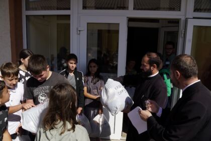 Programele eparhiale de ajutorare a sinistraţilor continuă în Arhiepiscopia Dunării de Jos – fotografia 33