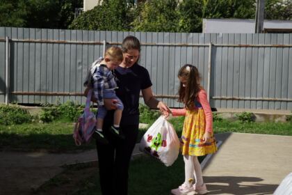 Programele eparhiale de ajutorare a sinistraţilor continuă în Arhiepiscopia Dunării de Jos – fotografia 34