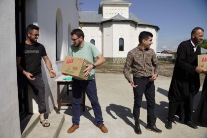 Programele eparhiale de ajutorare a sinistraţilor continuă în Arhiepiscopia Dunării de Jos – fotografia 44