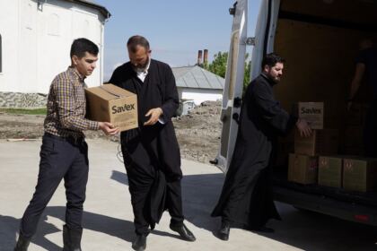 Programele eparhiale de ajutorare a sinistraţilor continuă în Arhiepiscopia Dunării de Jos – fotografia 46