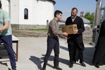 Programele eparhiale de ajutorare a sinistraţilor continuă în Arhiepiscopia Dunării de Jos – fotografia 47