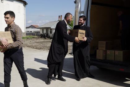 Programele eparhiale de ajutorare a sinistraţilor continuă în Arhiepiscopia Dunării de Jos – fotografia 49