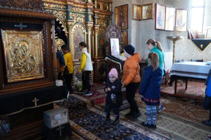 Programul eparhial de Sfintele Paşti cu daruri pentru copiii a continuat în judeţul Galaţi – fotografia 2