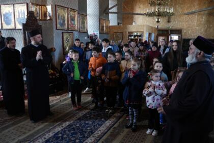 Programul eparhial de Sfintele Paşti cu daruri pentru copiii a continuat în judeţul Galaţi – fotografia 10