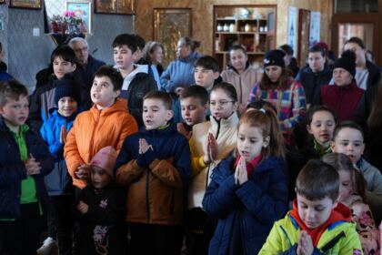 Programul eparhial de Sfintele Paşti cu daruri pentru copiii a continuat în judeţul Galaţi – fotografia 12