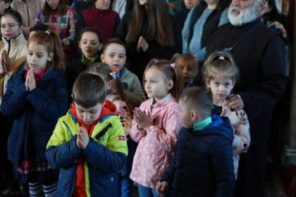 Programul eparhial de Sfintele Paşti cu daruri pentru copiii a continuat în judeţul Galaţi – fotografia 13