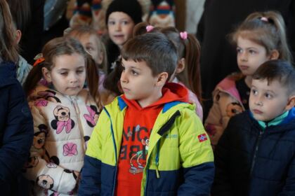 Programul eparhial de Sfintele Paşti cu daruri pentru copiii a continuat în judeţul Galaţi – fotografia 16