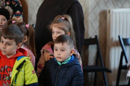 Programul eparhial de Sfintele Paşti cu daruri pentru copiii a continuat în judeţul Galaţi – fotografia 17