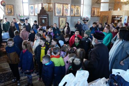 Programul eparhial de Sfintele Paşti cu daruri pentru copiii a continuat în judeţul Galaţi – fotografia 23