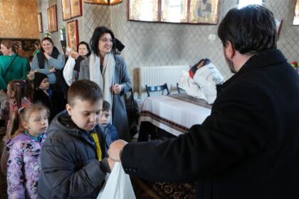 Programul eparhial de Sfintele Paşti cu daruri pentru copiii a continuat în judeţul Galaţi – fotografia 26
