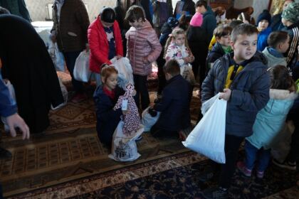 Programul eparhial de Sfintele Paşti cu daruri pentru copiii a continuat în judeţul Galaţi – fotografia 28