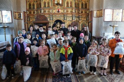 Programul eparhial de Sfintele Paşti cu daruri pentru copiii a continuat în judeţul Galaţi – fotografia 30