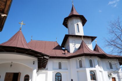 Programul eparhial de Sfintele Paşti cu daruri pentru copiii a continuat în judeţul Galaţi – fotografia 31