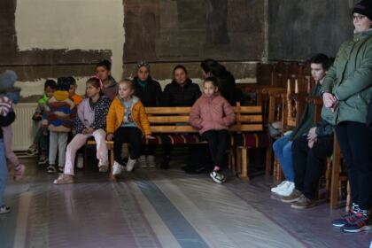 Programul eparhial de Sfintele Paşti cu daruri pentru copiii a continuat în judeţul Galaţi – fotografia 34