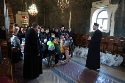 Programul eparhial de Sfintele Paşti cu daruri pentru copiii a continuat în judeţul Galaţi – fotografia 37