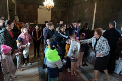 Programul eparhial de Sfintele Paşti cu daruri pentru copiii a continuat în judeţul Galaţi – fotografia 39