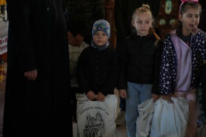Programul eparhial de Sfintele Paşti cu daruri pentru copiii a continuat în judeţul Galaţi – fotografia 42