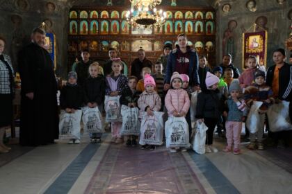 Programul eparhial de Sfintele Paşti cu daruri pentru copiii a continuat în judeţul Galaţi – fotografia 43