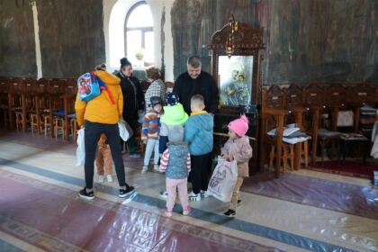 Programul eparhial de Sfintele Paşti cu daruri pentru copiii a continuat în judeţul Galaţi – fotografia 45