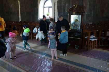 Programul eparhial de Sfintele Paşti cu daruri pentru copiii a continuat în judeţul Galaţi – fotografia 46