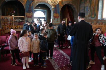 Programul eparhial de Sfintele Paşti cu daruri pentru copiii a continuat în judeţul Galaţi – fotografia 52