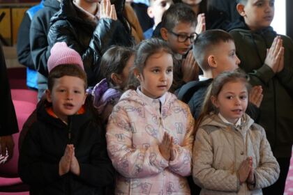 Programul eparhial de Sfintele Paşti cu daruri pentru copiii a continuat în judeţul Galaţi – fotografia 54