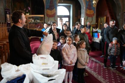 Programul eparhial de Sfintele Paşti cu daruri pentru copiii a continuat în judeţul Galaţi – fotografia 57