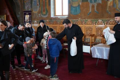 Programul eparhial de Sfintele Paşti cu daruri pentru copiii a continuat în judeţul Galaţi – fotografia 58