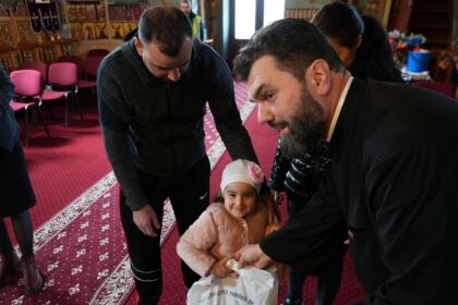 Programul eparhial de Sfintele Paşti cu daruri pentru copiii a continuat în judeţul Galaţi – fotografia 60