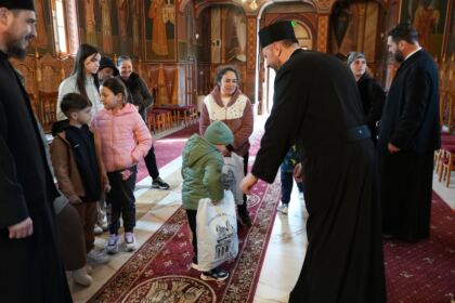 Programul eparhial de Sfintele Paşti cu daruri pentru copiii a continuat în judeţul Galaţi – fotografia 67