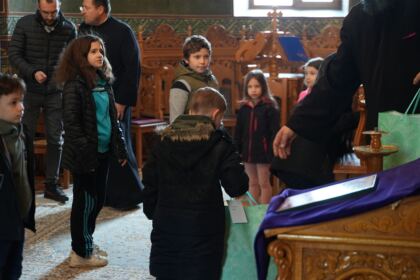 Programului social-filantropic „Ne înnoim de Sfintele Paşti“ a continuat în Protopopiatul Galaţi – fotografia 11