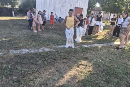 Rugăciune, bucurie şi jocuri ale copilăriei în Parohia Roşiori – fotografia 7