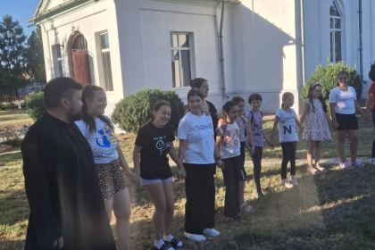 Rugăciune, bucurie şi jocuri ale copilăriei în Parohia Roşiori – fotografia 9