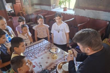 Rugăciune, bucurie şi jocuri ale copilăriei în Parohia Roşiori – fotografia 10