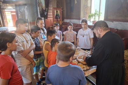 Rugăciune, bucurie şi jocuri ale copilăriei în Parohia Roşiori – fotografia 12