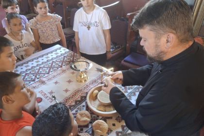 Rugăciune, bucurie şi jocuri ale copilăriei în Parohia Roşiori – fotografia 13