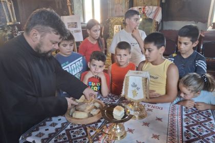 Rugăciune, bucurie şi jocuri ale copilăriei în Parohia Roşiori – fotografia 14