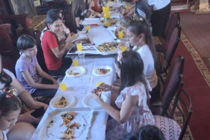 Rugăciune, bucurie şi jocuri ale copilăriei în Parohia Roşiori – fotografia 16