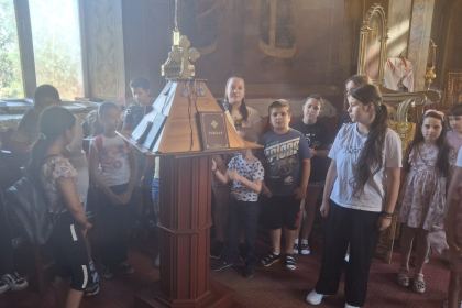 Rugăciune, bucurie şi jocuri ale copilăriei în Parohia Roşiori – fotografia 17