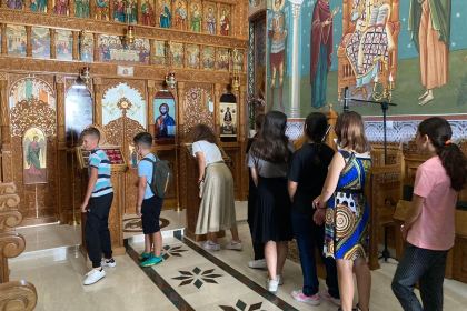 Copiii, casnici în grădina Maicii Domnului de la Mănăstirea Vladimirești – fotografia 1