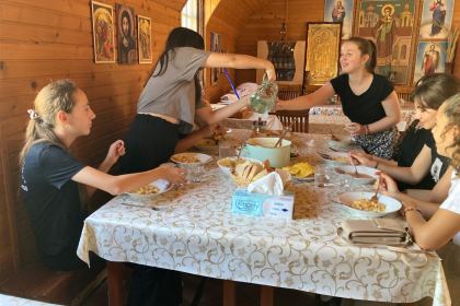 Copiii, casnici în grădina Maicii Domnului de la Mănăstirea Vladimirești – fotografia 4