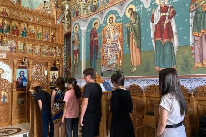 Copiii, casnici în grădina Maicii Domnului de la Mănăstirea Vladimirești – fotografia 12