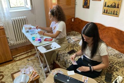 Copiii, casnici în grădina Maicii Domnului de la Mănăstirea Vladimirești – fotografia 6