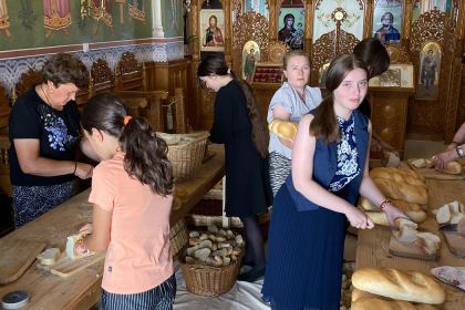 Copiii, casnici în grădina Maicii Domnului de la Mănăstirea Vladimirești – fotografia 13
