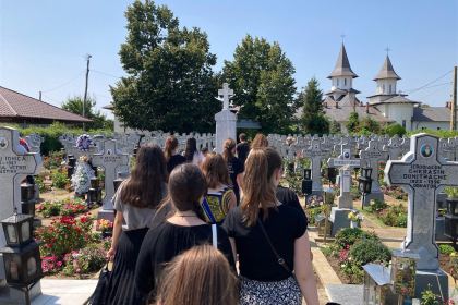 Copiii, casnici în grădina Maicii Domnului de la Mănăstirea Vladimirești – fotografia 19